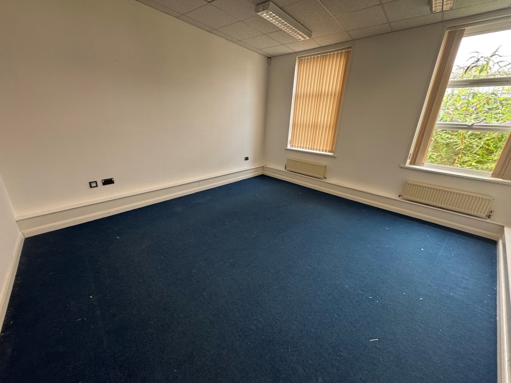 Lot: 92 - FOUR STOREY FREEHOLD BUILDING WITH POTENTIAL - First floor meeting room